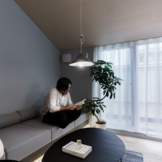 フリーリビング。明るく広い1階と小さくこもれる2階。その空間性の違いを意識した。
ソファーも造作で設計
