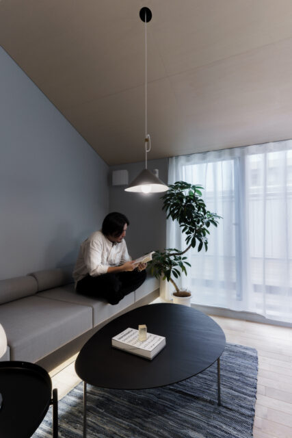 フリーリビング。明るく広い1階と小さくこもれる2階。その空間性の違いを意識した。
ソファーも造作で設計
