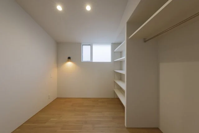 2階子ども部屋。画面左の棚とハンガーラックは隣の部屋と互い違いに計画。シンプルな室内の構成だからこそ、ライフスタイルの変化にも対応できる