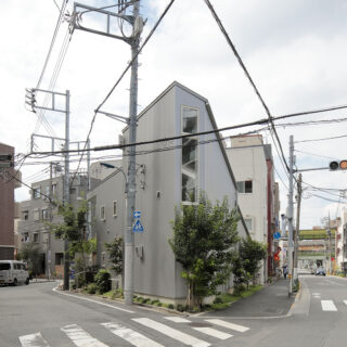 三角形の敷地の先端部には、細長いスリット窓を設け、室内に光を導くとともに、風の通り道にも。
