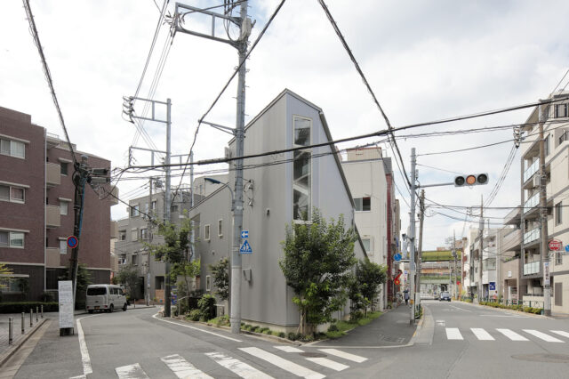 三角形の敷地の先端部には、細長いスリット窓を設け、室内に光を導くとともに、風の通り道にも。
