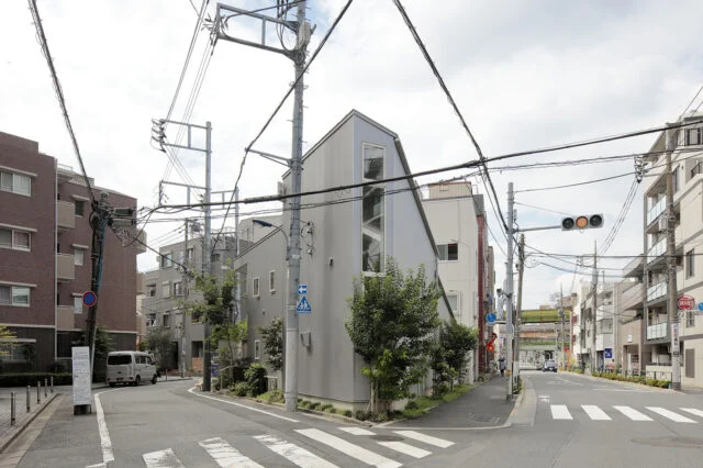 三角形の敷地の先端部には、細長いスリット窓を設け、室内に光を導くとともに、風の通り道にも。
