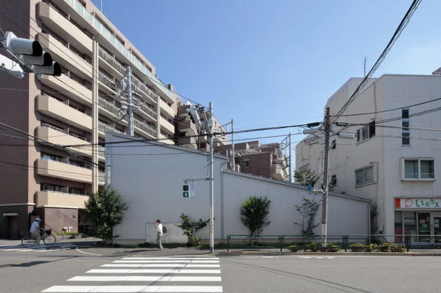 シルバーのガルバリウム鋼板の外壁をもつT邸。交通量の多い道路側には窓を設けず、プライバシーをしっかり守った。