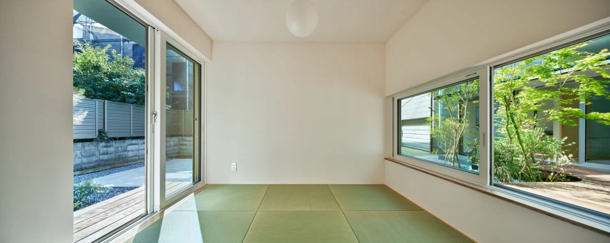 中庭を囲み、LDKの正面に位置する和室。床座で使う和の空間なので天井の高さを抑え、落ち着いた雰囲気に仕上げている。中庭を介して家族の気配がわかるが独立感もあり、来客が使用する場合も気兼ねなくくつろげる