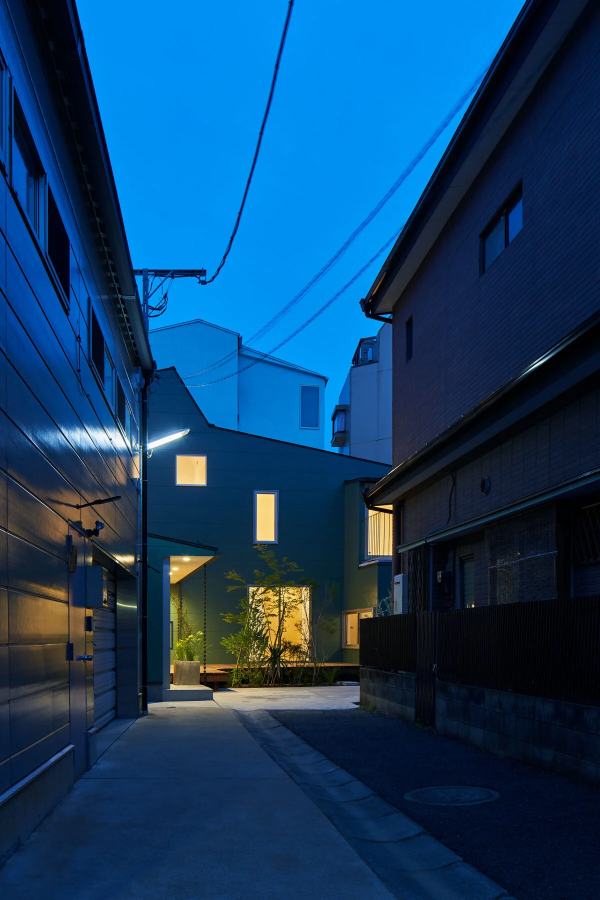 路地の先に垣間見える、小窓の明かりが灯った姿が愛らしい。「家に帰ってきた～」とうれしくなる瞬間
