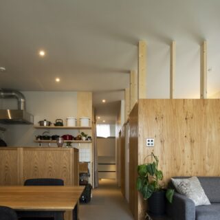 2階住居のLDK。住まいは木目のぬくもりが漂う温かみのある空間。1階の仕事場とはがらりと雰囲気が変わり、オン・オフを切り替えられる。写真右奥の部屋は将来、LDKとつなげることもできるよう、間仕切りを最小限にしてある
