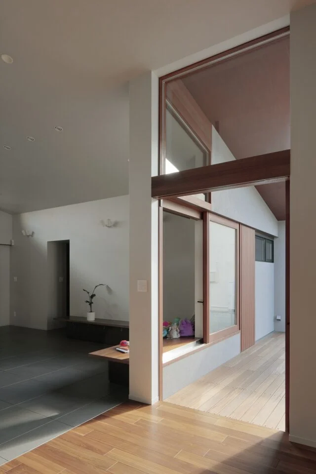 室内からテラスを見る。画面右奥の木製の引き戸は、外で汚れた際に中庭から浴室に直接入れるよう設けた