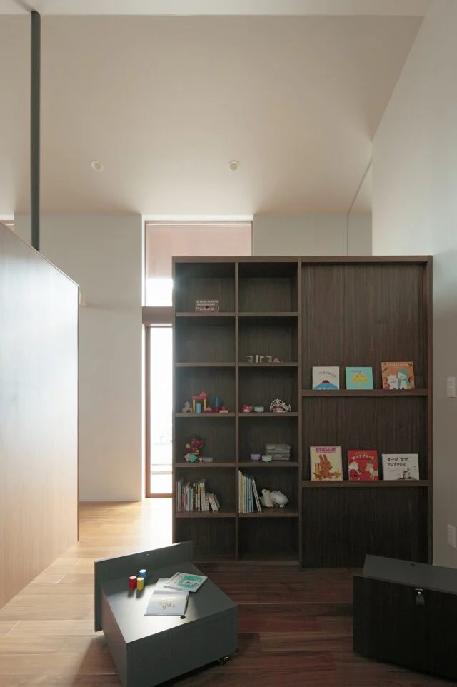 子ども室。リビングのベンチの一部は可動式の収納として使える。将来は2部屋に仕切れるよう設備を整えた