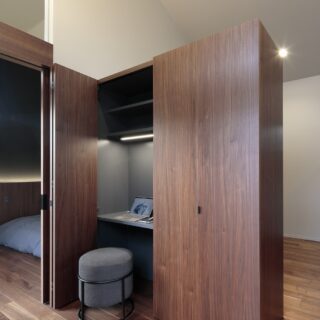 ワークスペース用の家具。背面は子ども部屋用の本棚となっている。家具は奥さまのお父さまと相談しつつ計画