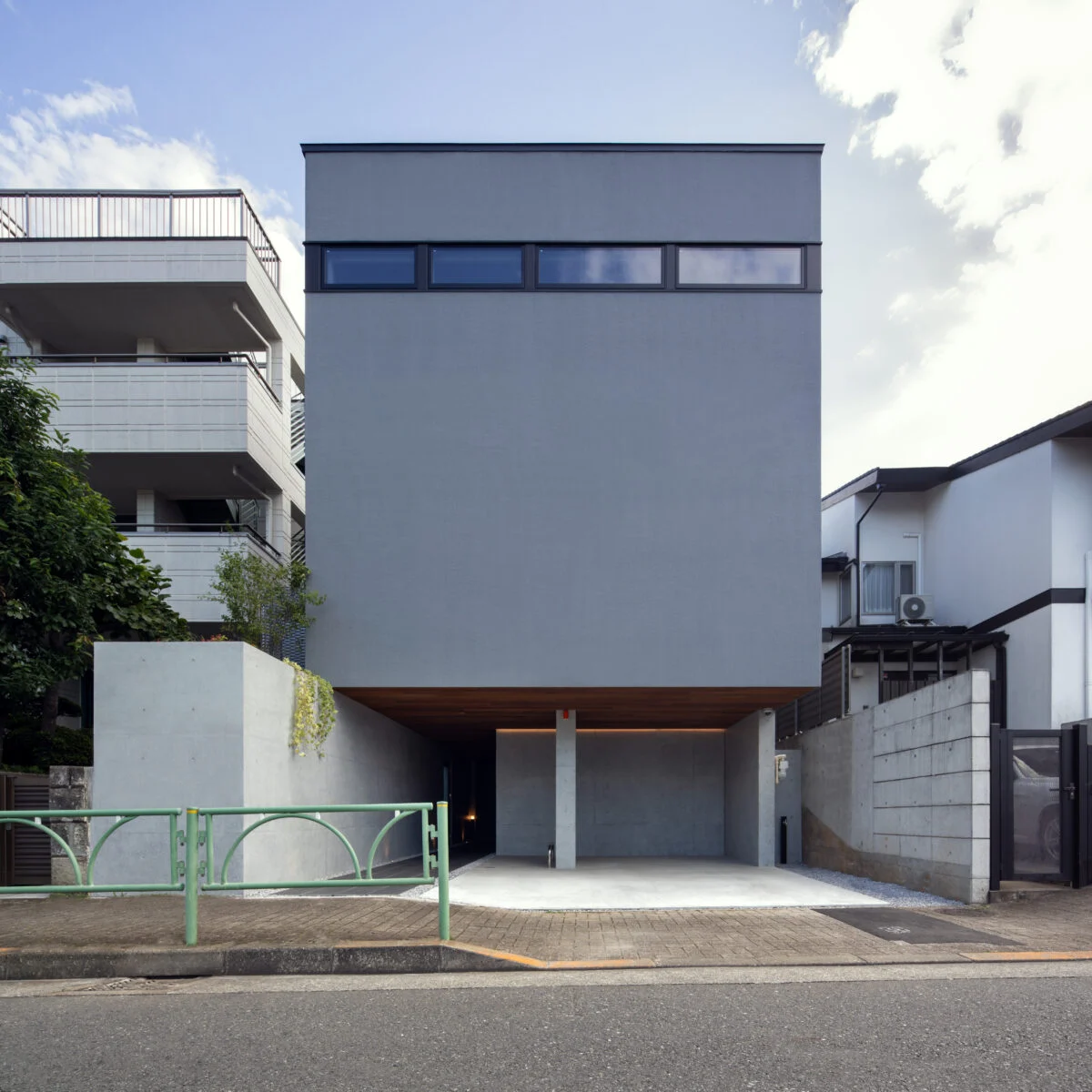 住む人のプライバシーを守るという意思を感じさせる閉じた外観。この家を訪れた人だけが、南側の伸びやかな空間を知ることができる。
