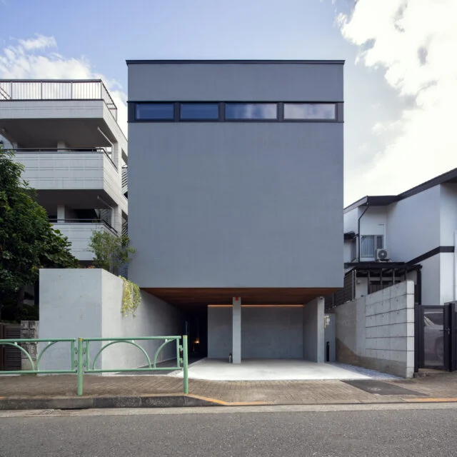 住む人のプライバシーを守るという意思を感じさせる閉じた外観。この家を訪れた人だけが、南側の伸びやかな空間を知ることができる。