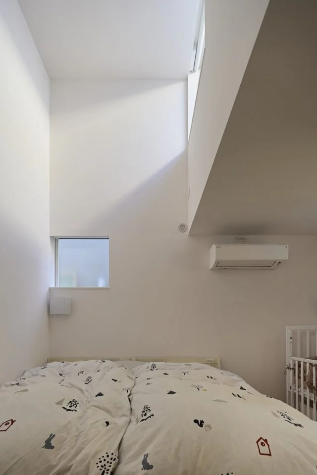 リビング脇にある子供部屋は、将来２分割できるようになっているという。上部や横などから光が差し込む