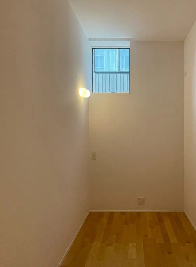 Yさんの部屋は、約３mと高い天井をもつ。壁際にデスクを置き、集中して仕事に打ち込める空間