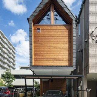 切妻屋根と三角窓が印象的な外観（正面）。リゾート感を出すため、レッドシダーを外壁に採用した