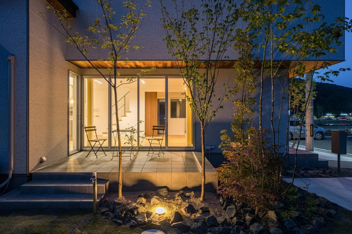 外観夕景。外構は照明とともに設計されているため、夜間でも植栽を楽しむことができる。テラス上部にも照明があるため、外で優雅な時間を過ごすことが可能だ