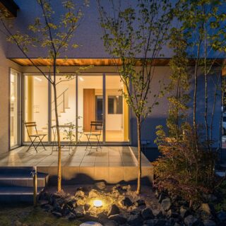 外観夕景。外構は照明とともに設計されているため、夜間でも植栽を楽しむことができる。テラス上部にも照明があるため、外で優雅な時間を過ごすことが可能だ