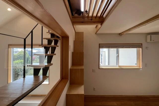 2階ホールに面した窓のある洋室。この上にはメインキャットウォークが設けられた小屋裏があり、天井の一部は簀の子状。廣瀬さんいわく「猫は簀の子などの通気性の良い場所で寝るのが好き」とのことで、名付けて「猫寝天井」