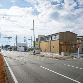 豊橋駅からもほど近い住宅街の国道沿いに建つ伊藤邸。4年前の川の氾濫でこの交差点が冠水したという。
photo：YASUO HAGIWARA