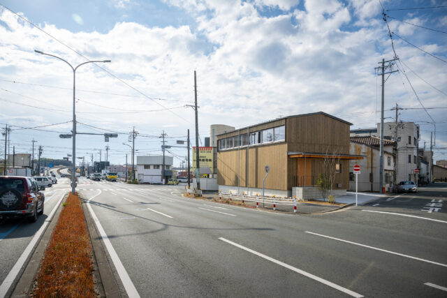 豊橋駅からもほど近い住宅街の国道沿いに建つ伊藤邸。4年前の川の氾濫でこの交差点が冠水したという。
photo：YASUO HAGIWARA