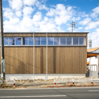 浸水対策として高基礎の上に建てられた倉庫のように感じられる伊藤邸。奥三河産の杉板の経年変化も楽しめる。
photo：YASUO HAGIWARA