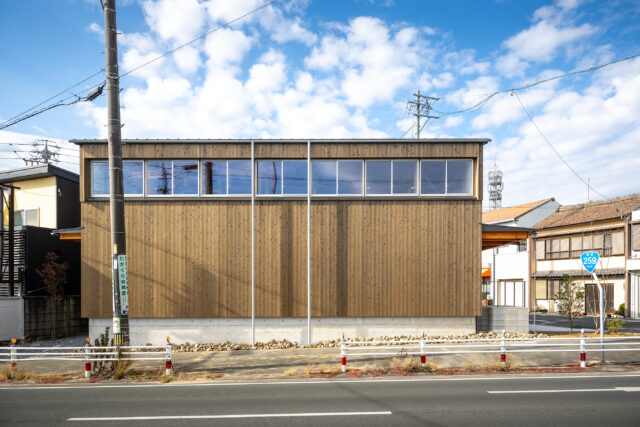 浸水対策として高基礎の上に建てられた倉庫のように感じられる伊藤邸。奥三河産の杉板の経年変化も楽しめる。
photo：YASUO HAGIWARA