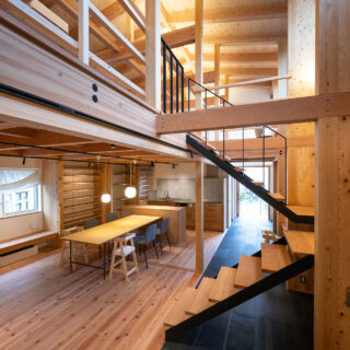 LDKと「通り」は段差のないシームレスに。１階と２階が吹き抜けで繋がる大ワンルーム。
photo：YASUO HAGIWARA