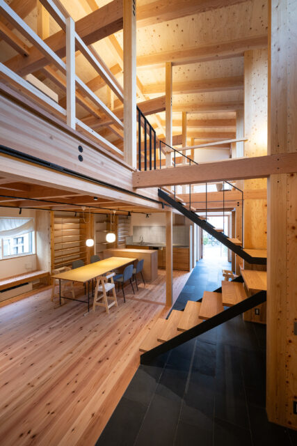 LDKと「通り」は段差のないシームレスに。１階と２階が吹き抜けで繋がる大ワンルーム。
photo：YASUO HAGIWARA