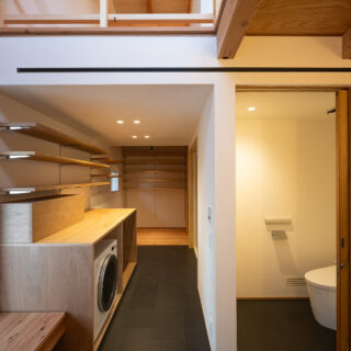 トイレの裏側がバスルーム。ランドリーコーナーの奥には大容量のWICを設けた。
photo：YASUO HAGIWARA