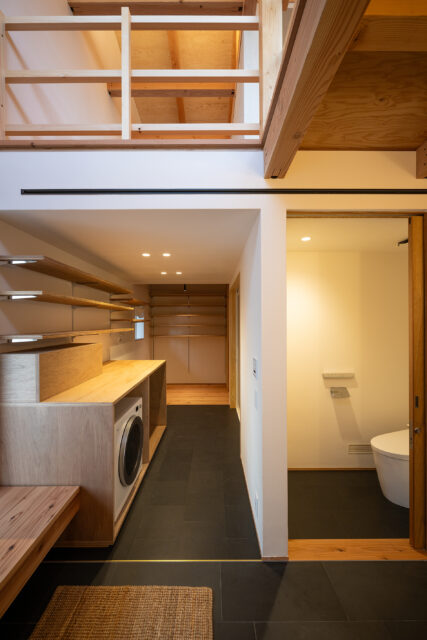 トイレの裏側がバスルーム。ランドリーコーナーの奥には大容量のWICを設けた。
photo：YASUO HAGIWARA