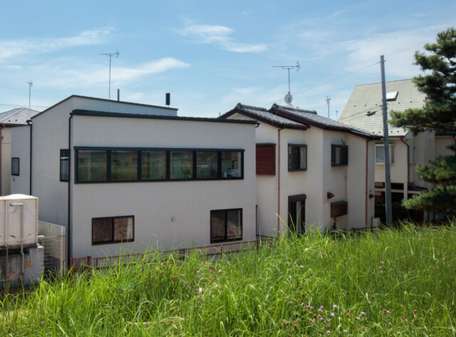 多摩川の土手沿いに建つ松田邸。6連7ｍの横長窓が、抜群の眺望を実現した。