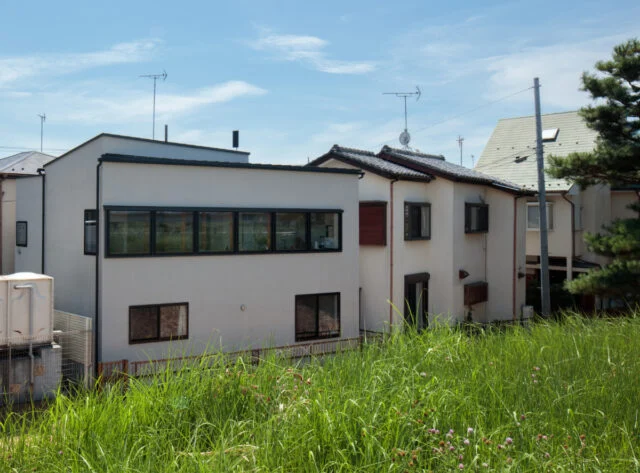 多摩川の土手沿いに建つ松田邸。6連7ｍの横長窓が、抜群の眺望を実現した。