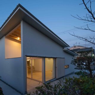夜になると室内の明かりが外に漏れ行灯のよう。絶妙に計算された垂れ壁や袖壁により中が丸見えにならない。
