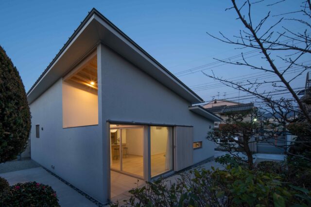 夜になると室内の明かりが外に漏れ行灯のよう。絶妙に計算された垂れ壁や袖壁により中が丸見えにならない。
