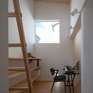 玄関奥にある書斎はMさんの仕事部屋。隣接するMさんの寝室への回遊動線やロフトの収納スペースなど、利便性も高い。