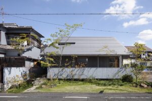 内外空間を緩やかに繋ぎ、視線カットも実現 高低差を活かした宙に浮くテラスの多機能性