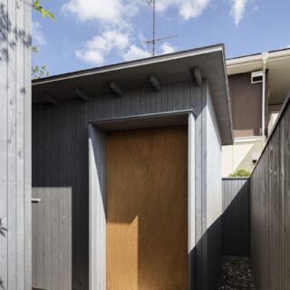 釣り竿など、お施主様の趣味用品を保管する小屋。外壁と同じ配色で違和感がない