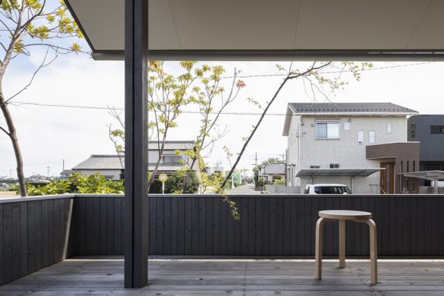 室内から見た外の景色。テラスの立ち上がり、室内の段差、敷地の高低差のおかげで、前面道路から室内は見えない。一方で眺望を楽しむことができる秀逸な設計だ
