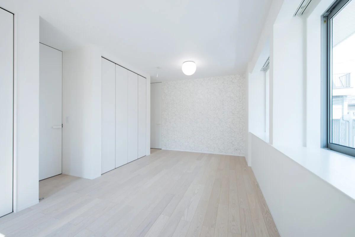 2階の洋室は、子ども部屋として計画されたが、現在は家族の寝室として使用。シンプルなつくりだからこそ、幅広い用途を実現した好例といえるだろう。中央で仕切れば、独立した2部屋への変更も可能。他の部屋と同様に白を基調としているが、壁紙は子ども向けに強度の高いものを選んでいる