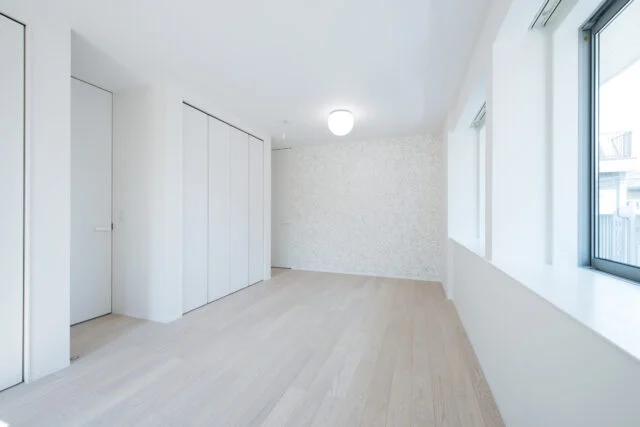 2階の洋室は、子ども部屋として計画されたが、現在は家族の寝室として使用。シンプルなつくりだからこそ、幅広い用途を実現した好例といえるだろう。中央で仕切れば、独立した2部屋への変更も可能。他の部屋と同様に白を基調としているが、壁紙は子ども向けに強度の高いものを選んでいる