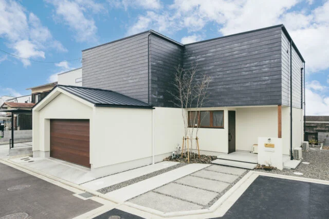 正面外観。反対側が海に面している。正面が南側になるが、全室から海が見られるよう、南側にウォークイン・クローゼットなどを配置した。そのため、あえて南側に窓は設けていない。この外観は最初のスケッチそのままで、お施主様も満足している