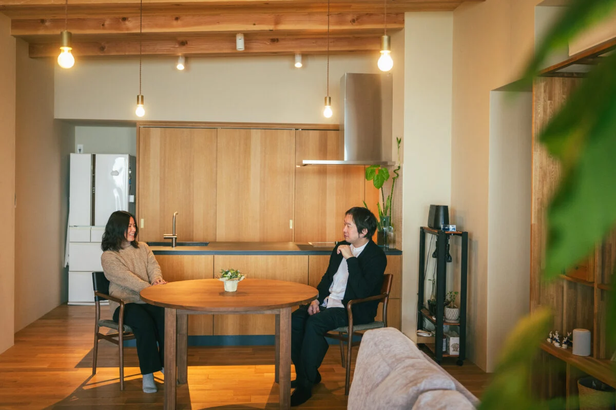 キッチンも造作。上田さんが地元の木工所と立ち上げた、キッチンブランドのものを使用した。天然の突板を使用し、天板はセラミック。デザインをシンプルにした、天然木が特徴。ダイニング側も引き出しになっており、収納力も抜群だ。大型食洗機は海外製のBOSHが採用されている
