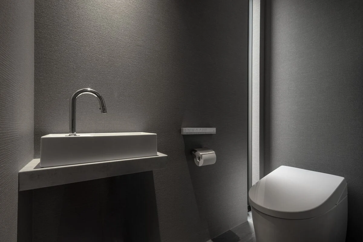 手洗い付きのトイレはタンクレス。すっきりとしたシャープな空間に