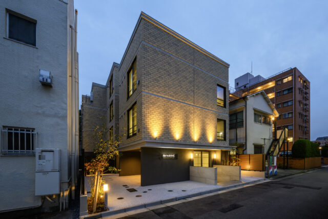 夜になり、ライトアップするとより高級感が増す。この建物に帰ってくることが、誇らしく感じられるほどだろう。
