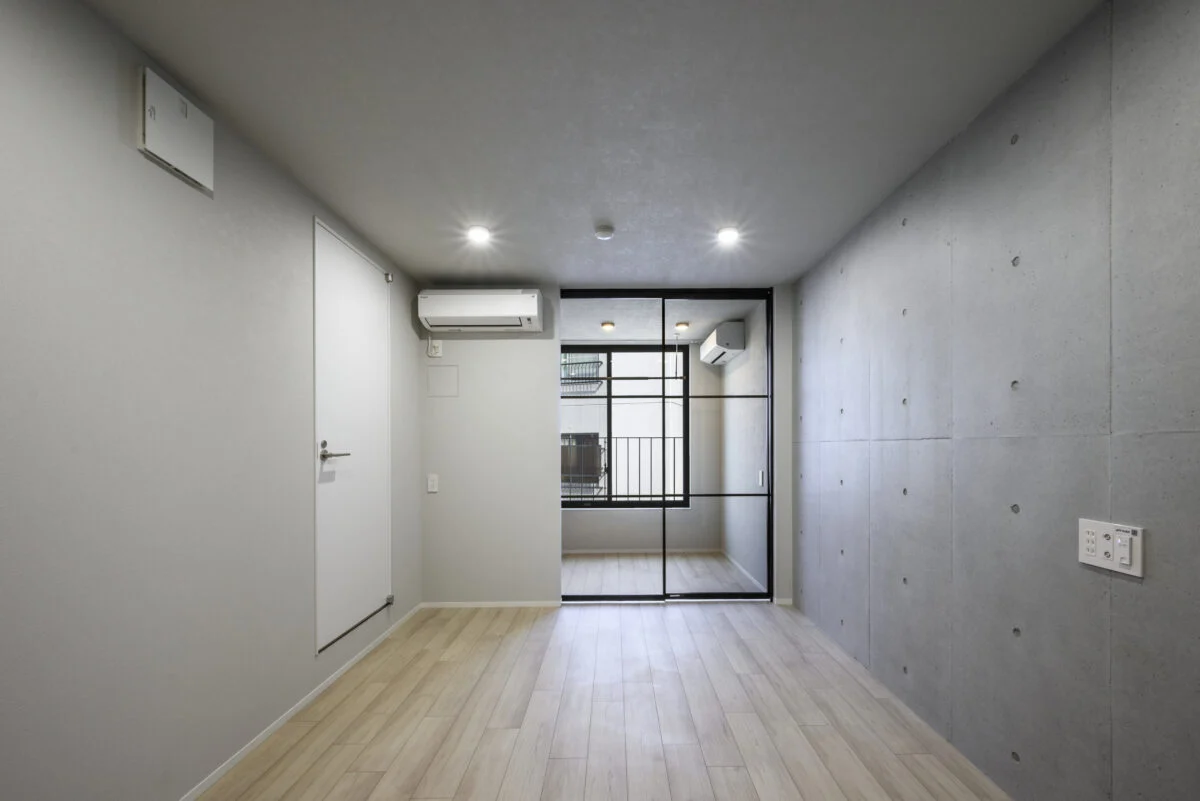 一部の住戸は、構造のコンクリート打ちっ放しをそのまま利用し、オシャレな雰囲気を UP。