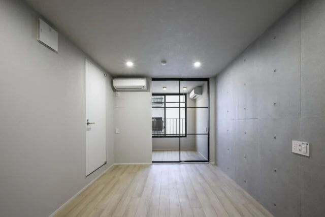 一部の住戸は、構造のコンクリート打ちっ放しをそのまま利用し、オシャレな雰囲気を UP。