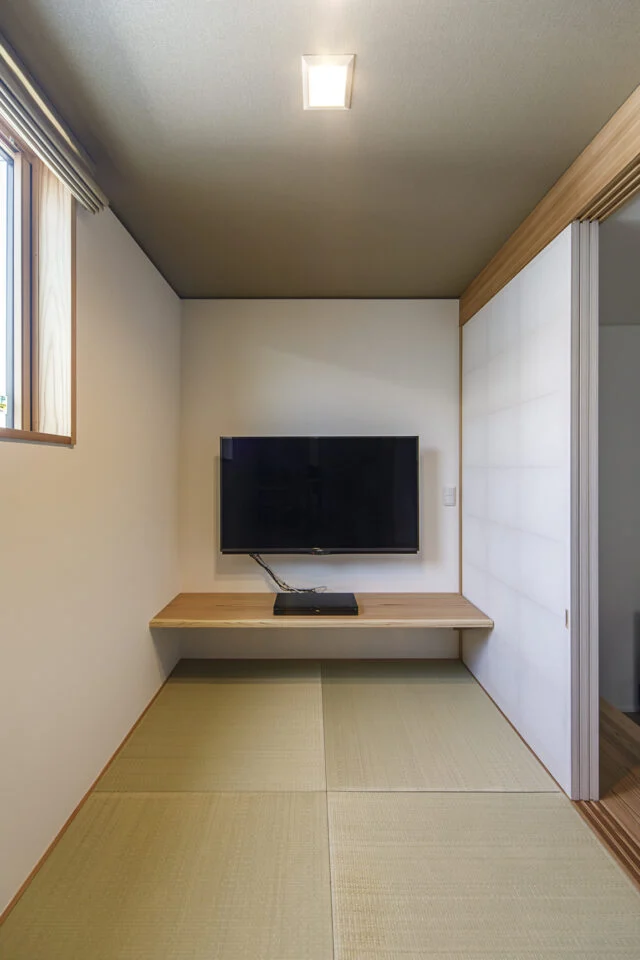 1階和室。右の仕切りはキッチンへ続く。板の間があり座りやすく、LDKの一部としても感じられるように