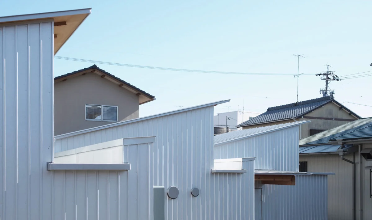 外観。光を室内に届けるため3連の片流れ屋根とし、屋根と屋根の間に大きな樋状の平場を設けた。一気に水が流れ落ちることが想像でき、見た目からして安心感がある