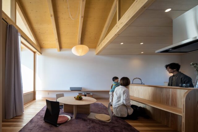 「床座で過ごしたい」というSさんの要望に応え、キッチンとLD（茶の間）部分には段差を設けた。キッチンに立つ人と茶の間に座る人の視線がちょうど合うような絶妙な高さカウンターテーブルは朝食やデスク作業に重宝しているという。