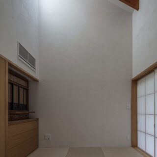 高天井の和室は仏間としての役割も。高窓から入る光が、ご先祖を思う場にふさわしい神秘的な雰囲気を醸す
