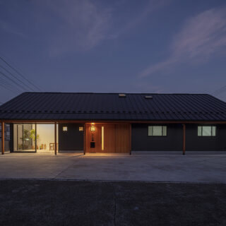 北の外観の夕景は、静かで上品な印象。「日本的な家」という要望を踏まえてしっとりとした和の風情を意識し、照明は明るくなり過ぎないように計画した
